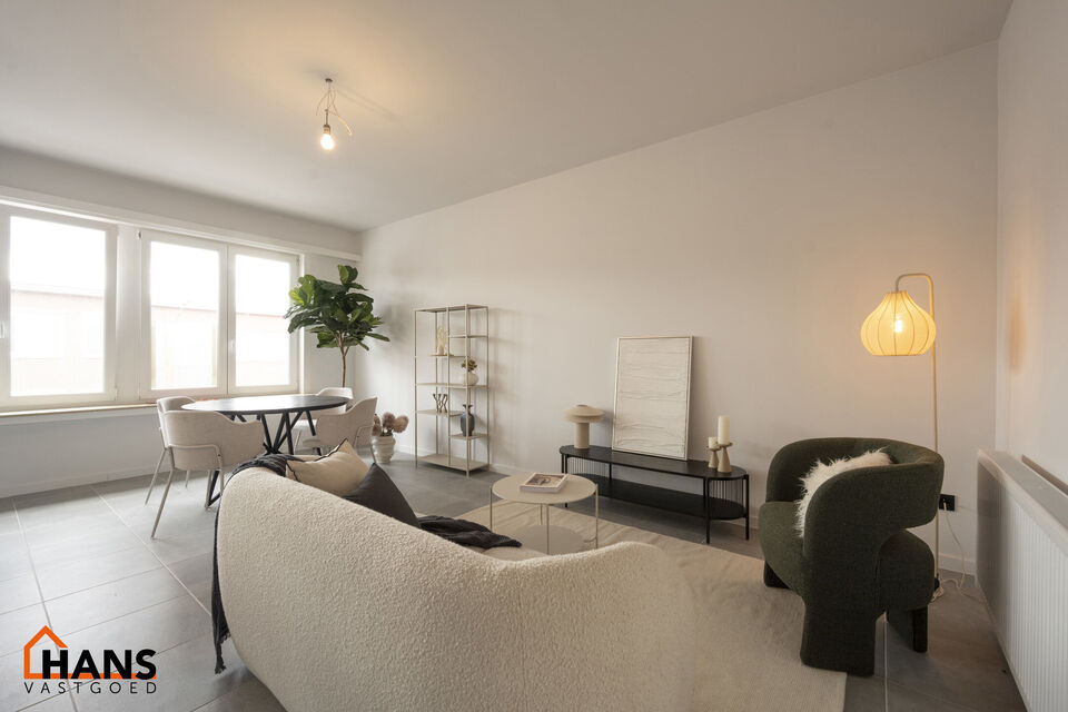 Dit instapklaar en centraal gelegen appartement op de eerste verdieping zonder lift omvat een inkomhal; apart toilet; ingerichte badkamer met douche; 2 slaapkamers; een woonkamer met een open en geïnstalleerde keuken. In de prijs inbegrepen is er een dub
