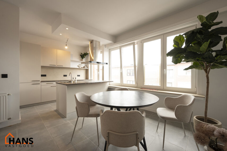 Dit instapklaar en centraal gelegen appartement op de eerste verdieping zonder lift omvat een inkomhal; apart toilet; ingerichte badkamer met douche; 2 slaapkamers; een woonkamer met een open en geïnstalleerde keuken. In de prijs inbegrepen is er een dub