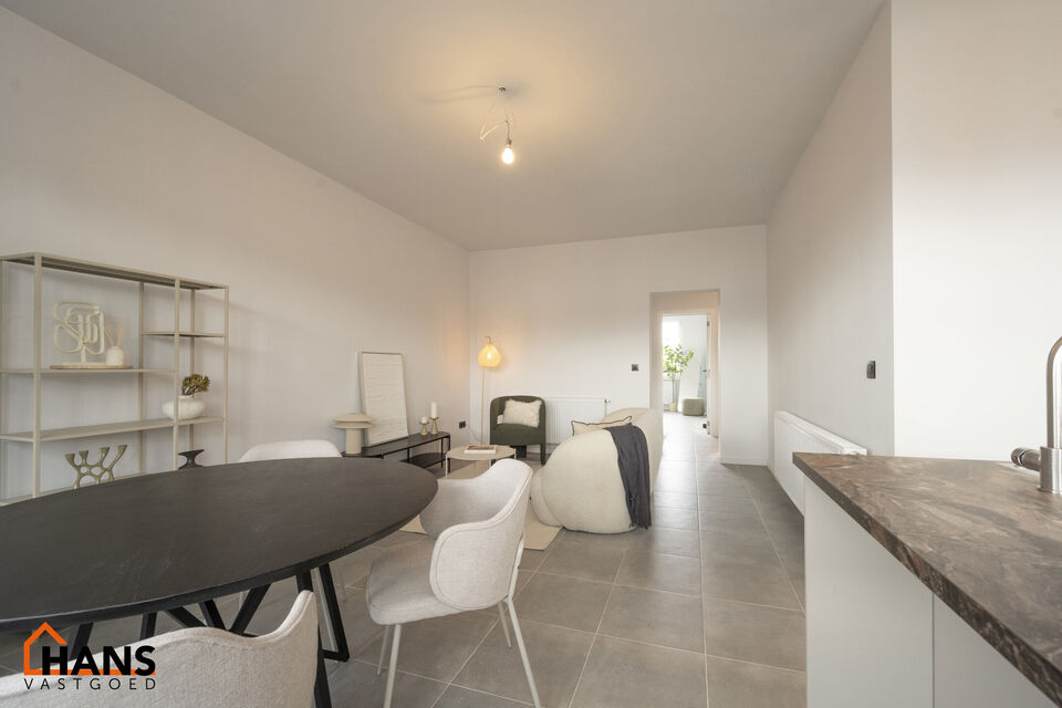 Dit instapklaar en centraal gelegen appartement op de eerste verdieping zonder lift omvat een inkomhal; apart toilet; ingerichte badkamer met douche; 2 slaapkamers; een woonkamer met een open en geïnstalleerde keuken. In de prijs inbegrepen is er een dub