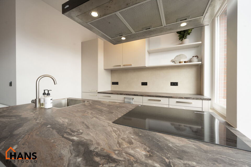 Dit instapklaar en centraal gelegen appartement op de eerste verdieping zonder lift omvat een inkomhal; apart toilet; ingerichte badkamer met douche; 2 slaapkamers; een woonkamer met een open en geïnstalleerde keuken. In de prijs inbegrepen is er een dub