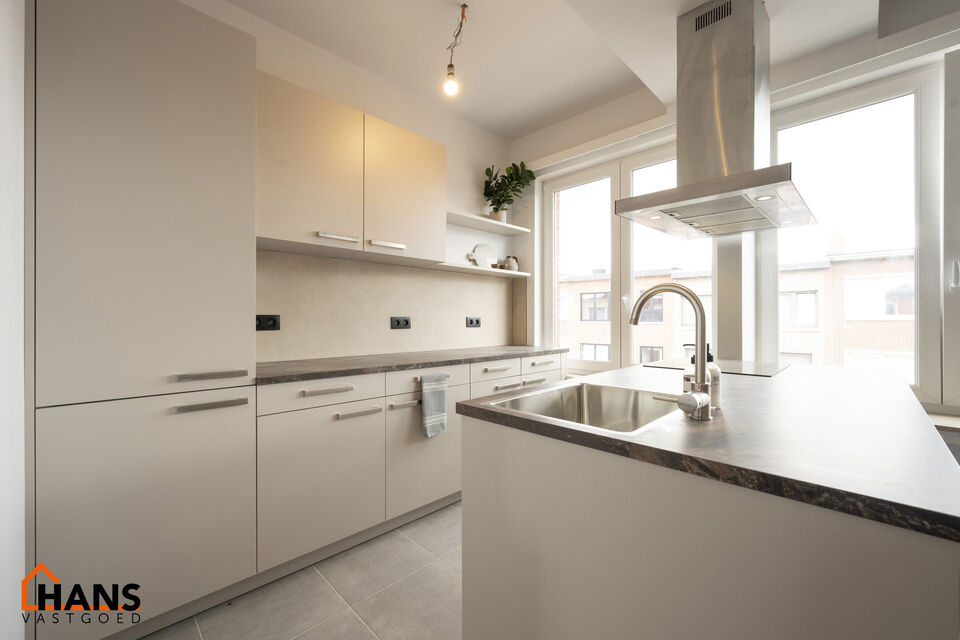 Dit instapklaar en centraal gelegen appartement op de eerste verdieping zonder lift omvat een inkomhal; apart toilet; ingerichte badkamer met douche; 2 slaapkamers; een woonkamer met een open en geïnstalleerde keuken. In de prijs inbegrepen is er een dub
