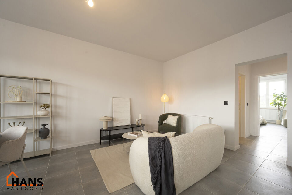 Dit instapklaar en centraal gelegen appartement op de eerste verdieping zonder lift omvat een inkomhal; apart toilet; ingerichte badkamer met douche; 2 slaapkamers; een woonkamer met een open en geïnstalleerde keuken. In de prijs inbegrepen is er een dub