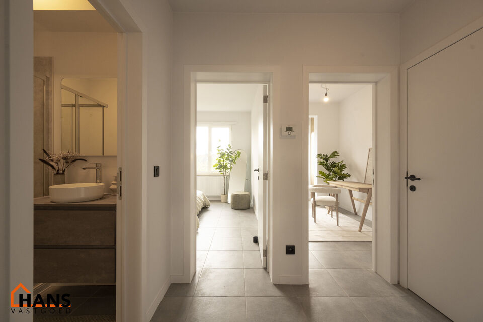 Dit instapklaar en centraal gelegen appartement op de eerste verdieping zonder lift omvat een inkomhal; apart toilet; ingerichte badkamer met douche; 2 slaapkamers; een woonkamer met een open en geïnstalleerde keuken. In de prijs inbegrepen is er een dub