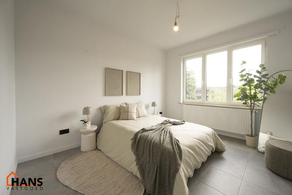 Dit instapklaar en centraal gelegen appartement op de eerste verdieping zonder lift omvat een inkomhal; apart toilet; ingerichte badkamer met douche; 2 slaapkamers; een woonkamer met een open en geïnstalleerde keuken. In de prijs inbegrepen is er een dub
