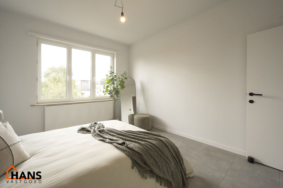 Dit instapklaar en centraal gelegen appartement op de eerste verdieping zonder lift omvat een inkomhal; apart toilet; ingerichte badkamer met douche; 2 slaapkamers; een woonkamer met een open en geïnstalleerde keuken. In de prijs inbegrepen is er een dub