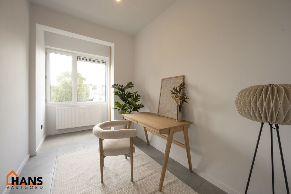 Dit instapklaar en centraal gelegen appartement op de eerste verdieping zonder lift omvat een inkomhal; apart toilet; ingerichte badkamer met douche; 2 slaapkamers; een woonkamer met een open en geïnstalleerde keuken. In de prijs inbegrepen is er een dub
