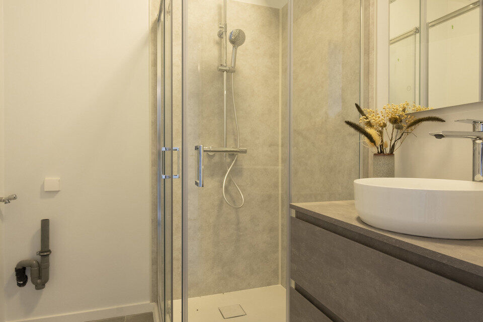 Dit instapklaar en centraal gelegen appartement op de eerste verdieping zonder lift omvat een inkomhal; apart toilet; ingerichte badkamer met douche; 2 slaapkamers; een woonkamer met een open en geïnstalleerde keuken. In de prijs inbegrepen is er een dub