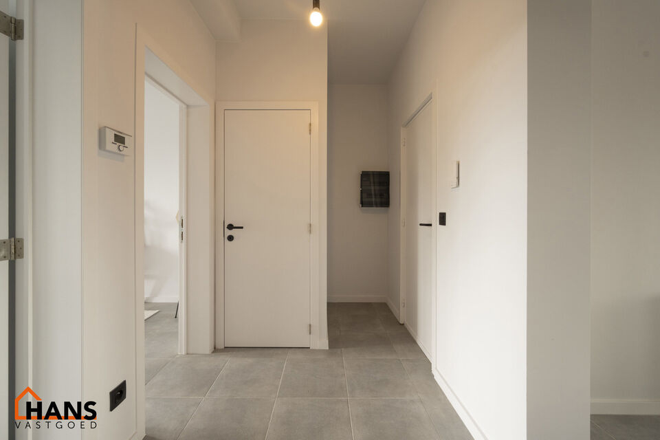 Dit instapklaar en centraal gelegen appartement op de eerste verdieping zonder lift omvat een inkomhal; apart toilet; ingerichte badkamer met douche; 2 slaapkamers; een woonkamer met een open en geïnstalleerde keuken. In de prijs inbegrepen is er een dub