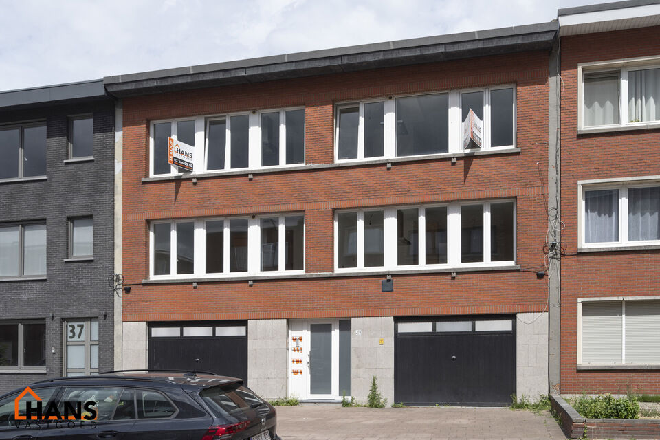 Dit instapklaar en centraal gelegen appartement op de eerste verdieping zonder lift omvat een inkomhal; apart toilet; ingerichte badkamer met douche; 2 slaapkamers; een woonkamer met een open en geïnstalleerde keuken. In de prijs inbegrepen is er een dub
