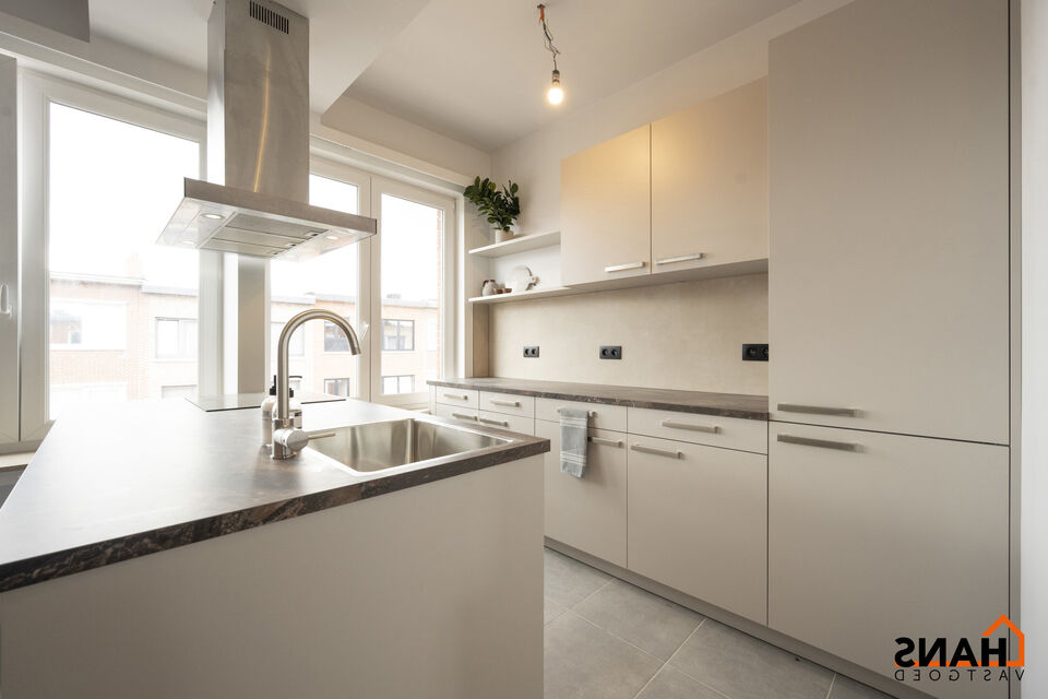 Dit instapklaar en centraal gelegen appartement op de eerste verdieping zonder lift omvat een inkomhal; apart toilet; ingerichte badkamer met douche; 2 slaapkamers; een woonkamer met een open en geïnstalleerde keuken. In de prijs inbegrepen is er een dub