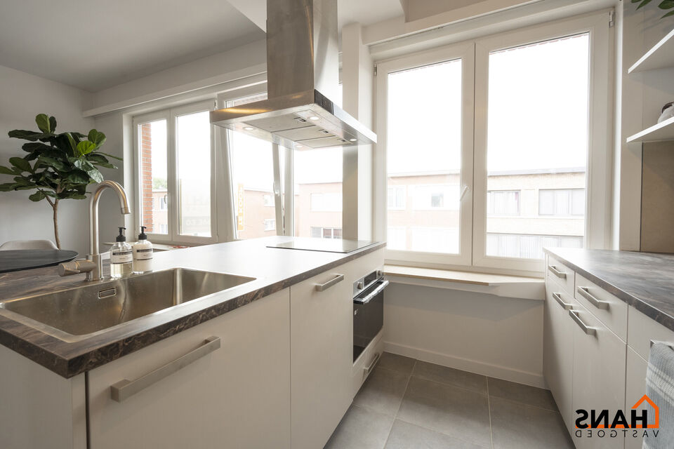 Dit instapklaar en centraal gelegen appartement op de eerste verdieping zonder lift omvat een inkomhal; apart toilet; ingerichte badkamer met douche; 2 slaapkamers; een woonkamer met een open en geïnstalleerde keuken. In de prijs inbegrepen is er een dub