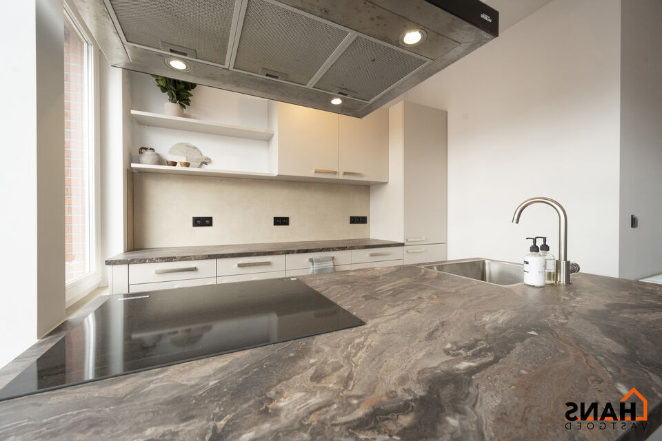 Dit instapklaar en centraal gelegen appartement op de eerste verdieping zonder lift omvat een inkomhal; apart toilet; ingerichte badkamer met douche; 2 slaapkamers; een woonkamer met een open en geïnstalleerde keuken. In de prijs inbegrepen is er een dub