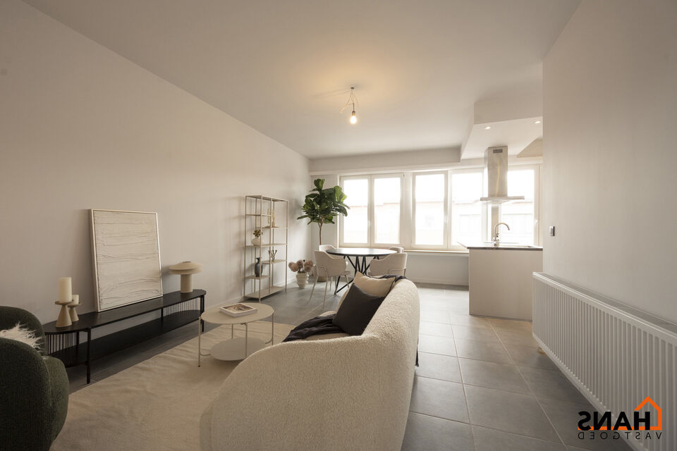 Dit instapklaar en centraal gelegen appartement op de eerste verdieping zonder lift omvat een inkomhal; apart toilet; ingerichte badkamer met douche; 2 slaapkamers; een woonkamer met een open en geïnstalleerde keuken. In de prijs inbegrepen is er een dub