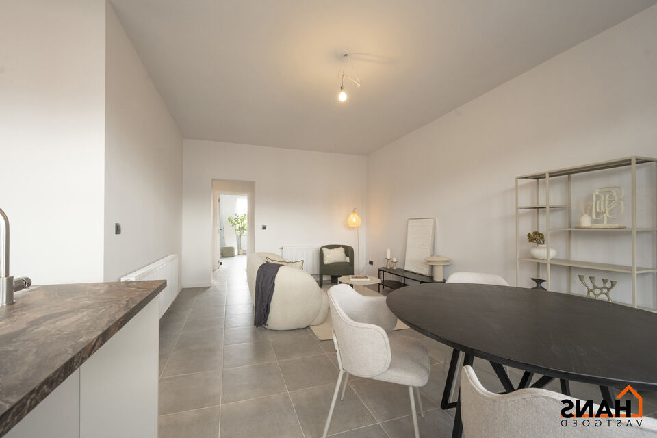 Dit instapklaar en centraal gelegen appartement op de eerste verdieping zonder lift omvat een inkomhal; apart toilet; ingerichte badkamer met douche; 2 slaapkamers; een woonkamer met een open en geïnstalleerde keuken. In de prijs inbegrepen is er een dub
