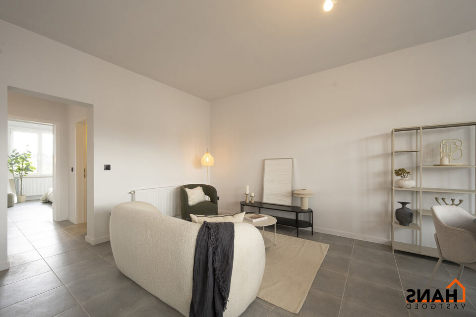 Dit instapklaar en centraal gelegen appartement op de eerste verdieping zonder lift omvat een inkomhal; apart toilet; ingerichte badkamer met douche; 2 slaapkamers; een woonkamer met een open en geïnstalleerde keuken. In de prijs inbegrepen is er een dub