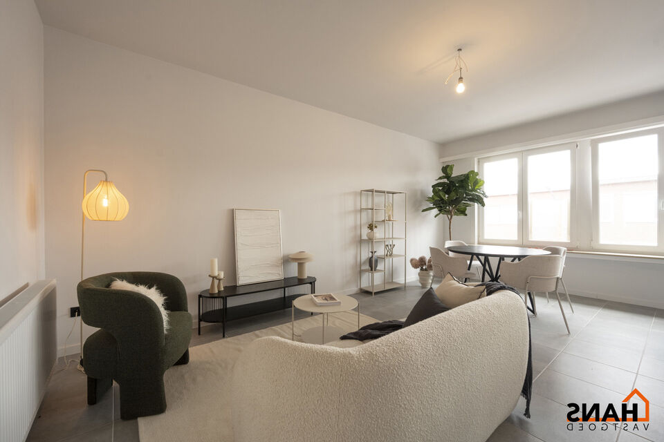 Dit instapklaar en centraal gelegen appartement op de eerste verdieping zonder lift omvat een inkomhal; apart toilet; ingerichte badkamer met douche; 2 slaapkamers; een woonkamer met een open en geïnstalleerde keuken. In de prijs inbegrepen is er een dub