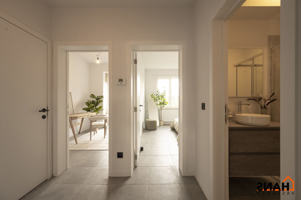 Dit instapklaar en centraal gelegen appartement op de eerste verdieping zonder lift omvat een inkomhal; apart toilet; ingerichte badkamer met douche; 2 slaapkamers; een woonkamer met een open en geïnstalleerde keuken. In de prijs inbegrepen is er een dub