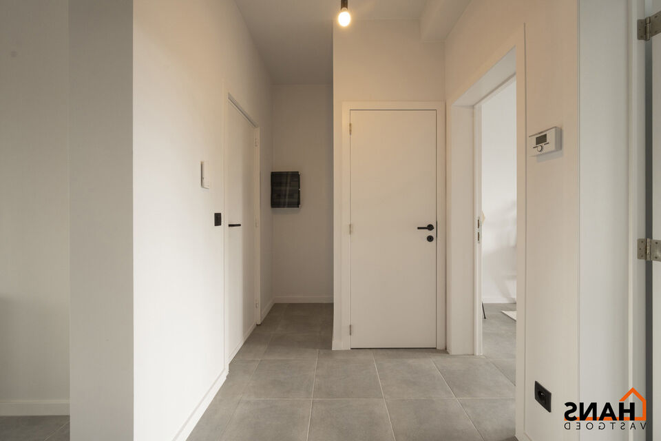 Dit instapklaar en centraal gelegen appartement op de eerste verdieping zonder lift omvat een inkomhal; apart toilet; ingerichte badkamer met douche; 2 slaapkamers; een woonkamer met een open en geïnstalleerde keuken. In de prijs inbegrepen is er een dub
