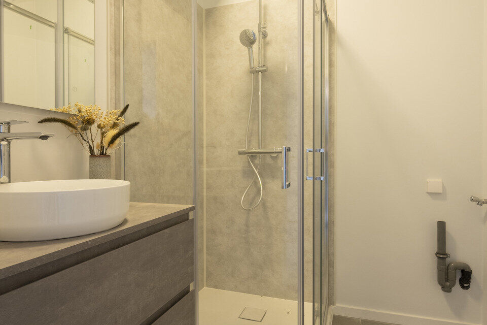 Dit instapklaar en centraal gelegen appartement op de eerste verdieping zonder lift omvat een inkomhal; apart toilet; ingerichte badkamer met douche; 2 slaapkamers; een woonkamer met een open en geïnstalleerde keuken. In de prijs inbegrepen is er een dub