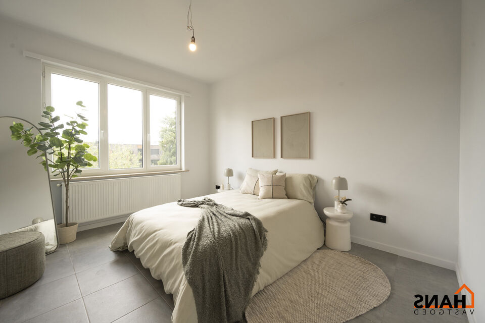 Dit instapklaar en centraal gelegen appartement op de eerste verdieping zonder lift omvat een inkomhal; apart toilet; ingerichte badkamer met douche; 2 slaapkamers; een woonkamer met een open en geïnstalleerde keuken. In de prijs inbegrepen is er een dub