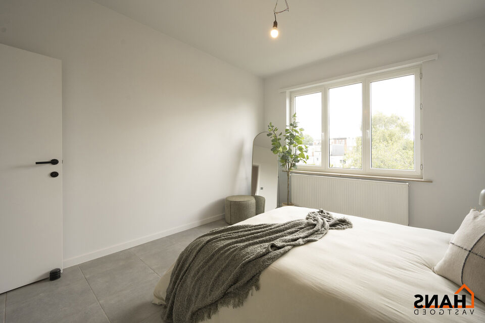 Dit instapklaar en centraal gelegen appartement op de eerste verdieping zonder lift omvat een inkomhal; apart toilet; ingerichte badkamer met douche; 2 slaapkamers; een woonkamer met een open en geïnstalleerde keuken. In de prijs inbegrepen is er een dub