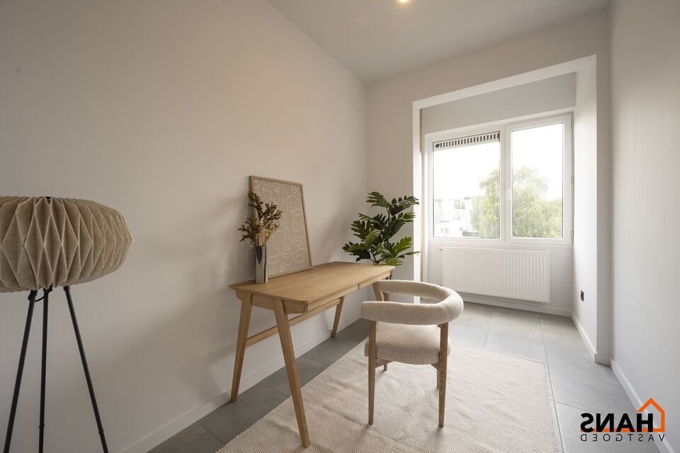Dit instapklaar en centraal gelegen appartement op de eerste verdieping zonder lift omvat een inkomhal; apart toilet; ingerichte badkamer met douche; 2 slaapkamers; een woonkamer met een open en geïnstalleerde keuken. In de prijs inbegrepen is er een dub