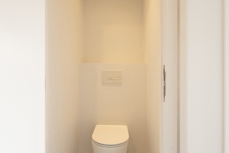 Dit instapklaar en centraal gelegen appartement op de eerste verdieping zonder lift omvat een inkomhal; apart toilet; ingerichte badkamer met douche; 2 slaapkamers; een woonkamer met een open en geïnstalleerde keuken. In de prijs inbegrepen is er een dub