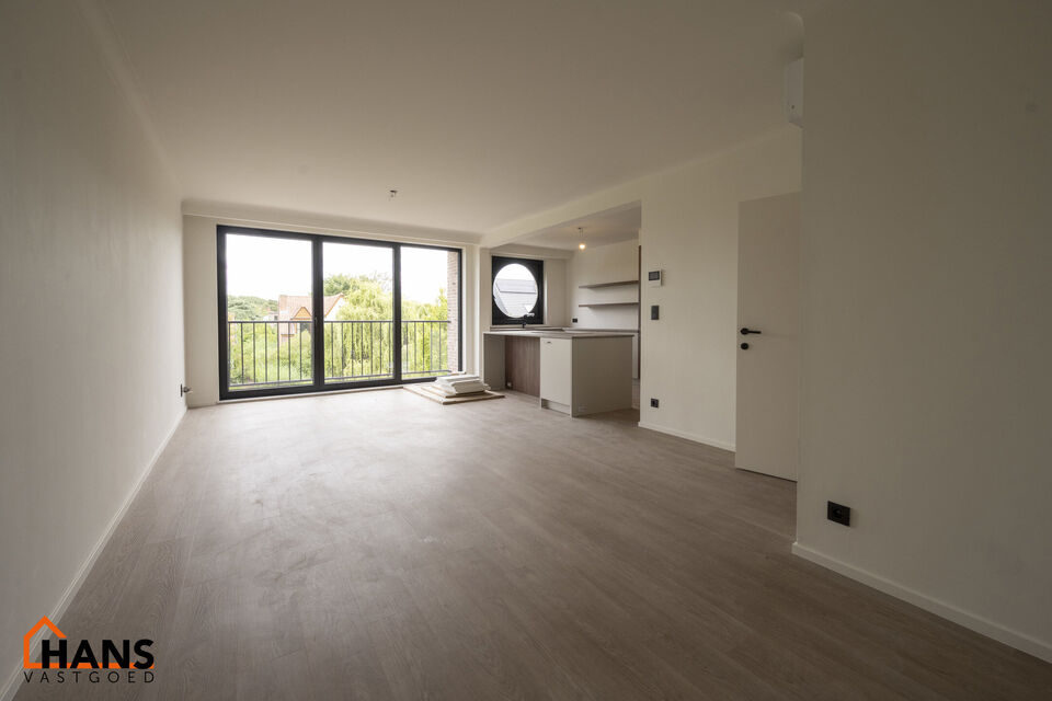 Op de tweede verdieping van een kleinschalig gebouw (zonder lift) bevindt zich dit stijlvol gerenoveerde appartement. Bij binnenkomst treft u een inkomhal met ruimte voor een vestiairekast en een gastentoilet met wastafelmeubel.

De ruime en lichtrijke wo