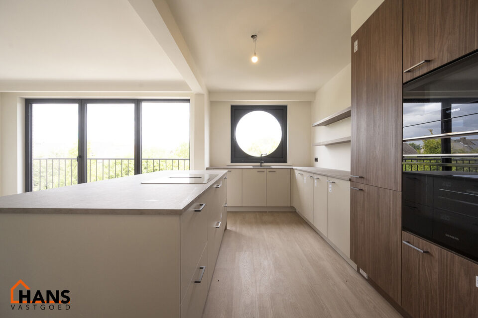 Op de tweede verdieping van een kleinschalig gebouw (zonder lift) bevindt zich dit stijlvol gerenoveerde appartement. Bij binnenkomst treft u een inkomhal met ruimte voor een vestiairekast en een gastentoilet met wastafelmeubel.

De ruime en lichtrijke wo