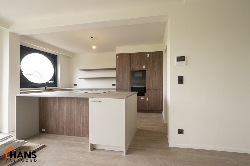 Op de tweede verdieping van een kleinschalig gebouw (zonder lift) bevindt zich dit stijlvol gerenoveerde appartement. Bij binnenkomst treft u een inkomhal met ruimte voor een vestiairekast en een gastentoilet met wastafelmeubel.

De ruime en lichtrijke wo