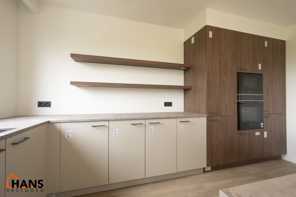 Op de tweede verdieping van een kleinschalig gebouw (zonder lift) bevindt zich dit stijlvol gerenoveerde appartement. Bij binnenkomst treft u een inkomhal met ruimte voor een vestiairekast en een gastentoilet met wastafelmeubel.

De ruime en lichtrijke wo