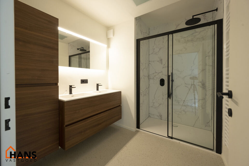 Op de tweede verdieping van een kleinschalig gebouw (zonder lift) bevindt zich dit stijlvol gerenoveerde appartement. Bij binnenkomst treft u een inkomhal met ruimte voor een vestiairekast en een gastentoilet met wastafelmeubel.

De ruime en lichtrijke wo