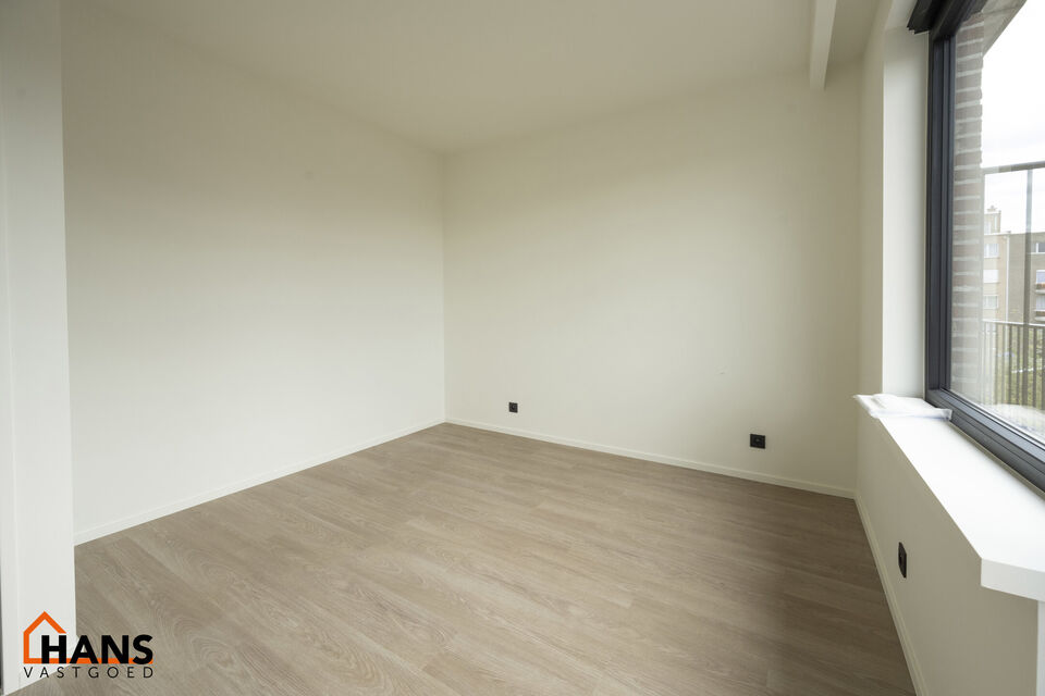 Op de tweede verdieping van een kleinschalig gebouw (zonder lift) bevindt zich dit stijlvol gerenoveerde appartement. Bij binnenkomst treft u een inkomhal met ruimte voor een vestiairekast en een gastentoilet met wastafelmeubel.

De ruime en lichtrijke wo