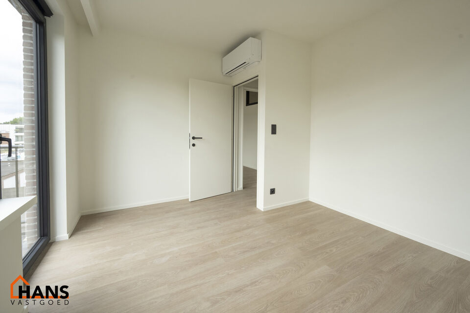 Op de tweede verdieping van een kleinschalig gebouw (zonder lift) bevindt zich dit stijlvol gerenoveerde appartement. Bij binnenkomst treft u een inkomhal met ruimte voor een vestiairekast en een gastentoilet met wastafelmeubel.

De ruime en lichtrijke wo