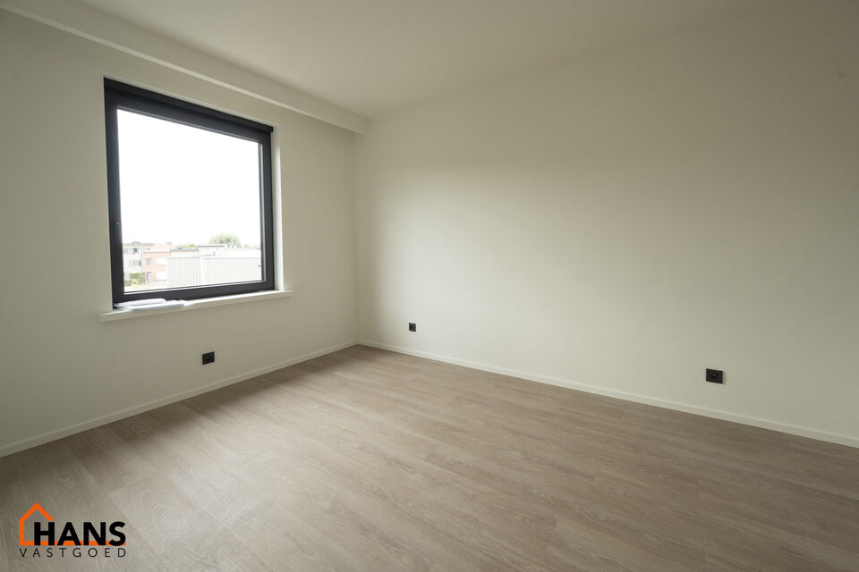 Op de tweede verdieping van een kleinschalig gebouw (zonder lift) bevindt zich dit stijlvol gerenoveerde appartement. Bij binnenkomst treft u een inkomhal met ruimte voor een vestiairekast en een gastentoilet met wastafelmeubel.

De ruime en lichtrijke wo