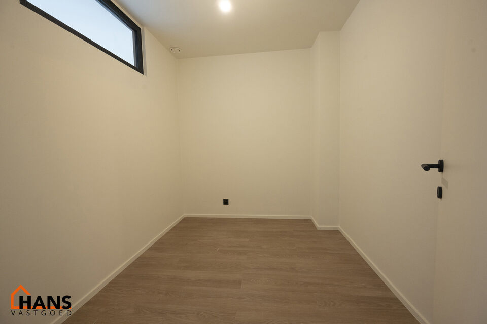 Op de tweede verdieping van een kleinschalig gebouw (zonder lift) bevindt zich dit stijlvol gerenoveerde appartement. Bij binnenkomst treft u een inkomhal met ruimte voor een vestiairekast en een gastentoilet met wastafelmeubel.

De ruime en lichtrijke wo