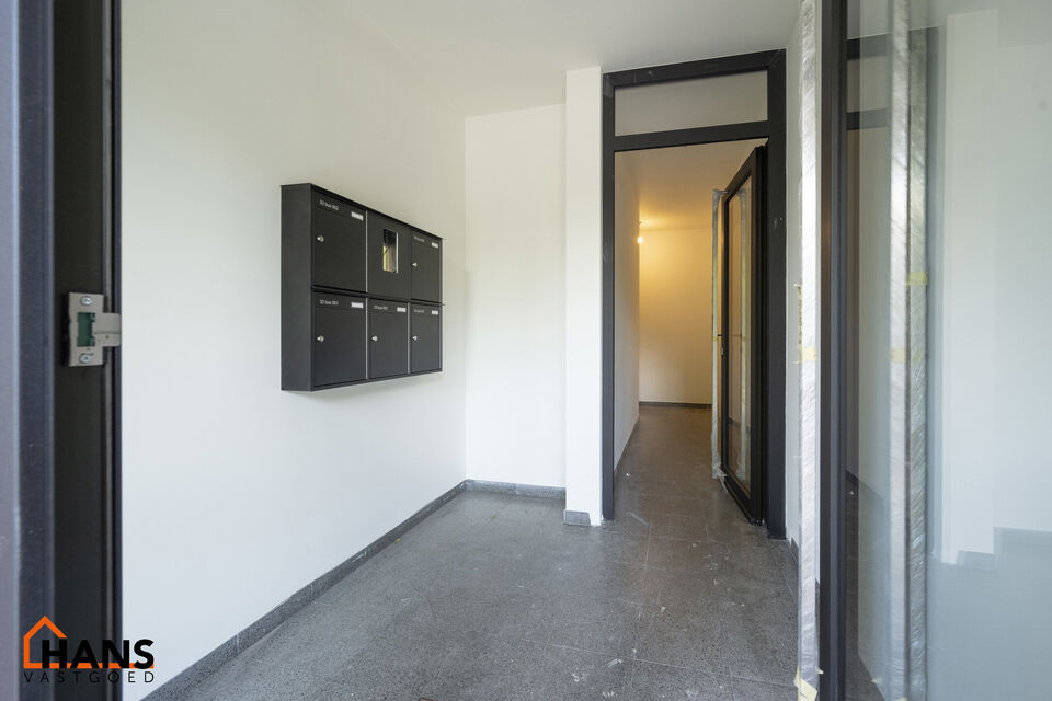 Op de tweede verdieping van een kleinschalig gebouw (zonder lift) bevindt zich dit stijlvol gerenoveerde appartement. Bij binnenkomst treft u een inkomhal met ruimte voor een vestiairekast en een gastentoilet met wastafelmeubel.

De ruime en lichtrijke wo