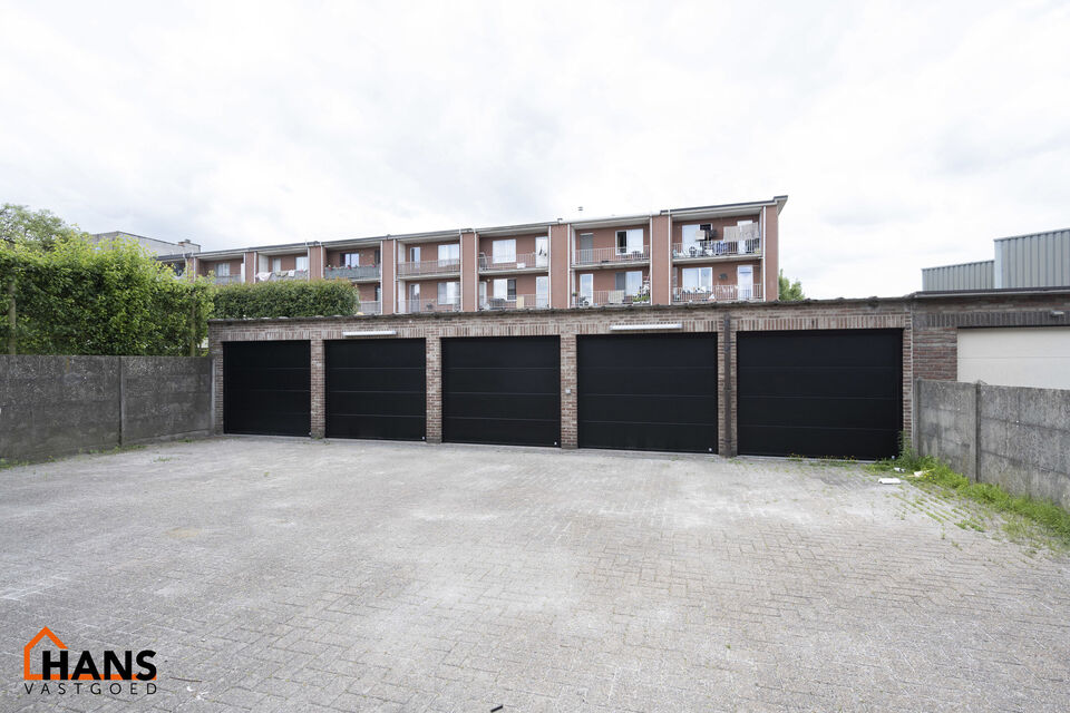 Op de tweede verdieping van een kleinschalig gebouw (zonder lift) bevindt zich dit stijlvol gerenoveerde appartement. Bij binnenkomst treft u een inkomhal met ruimte voor een vestiairekast en een gastentoilet met wastafelmeubel.

De ruime en lichtrijke wo