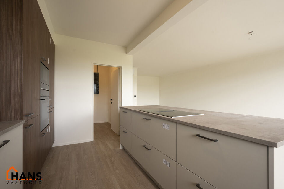 Op de eerste verdieping van een kleinschalig gebouw (zonder lift) bevindt zich dit stijlvol gerenoveerde appartement. Bij binnenkomst treft u een inkomhal met ruimte voor een vestiairekast en een gastentoilet met wastafelmeubel.

De ruime en lichtrijke wo