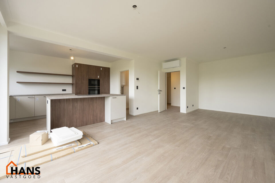 Op de eerste verdieping van een kleinschalig gebouw (zonder lift) bevindt zich dit stijlvol gerenoveerde appartement. Bij binnenkomst treft u een inkomhal met ruimte voor een vestiairekast en een gastentoilet met wastafelmeubel.

De ruime en lichtrijke wo