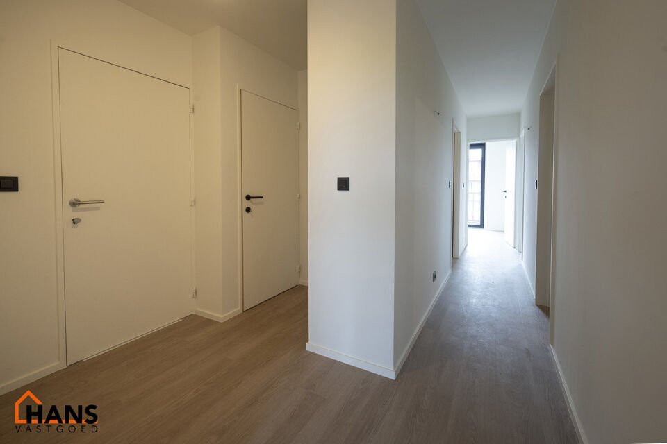 Op de eerste verdieping van een kleinschalig gebouw (zonder lift) bevindt zich dit stijlvol gerenoveerde appartement. Bij binnenkomst treft u een inkomhal met ruimte voor een vestiairekast en een gastentoilet met wastafelmeubel.

De ruime en lichtrijke wo