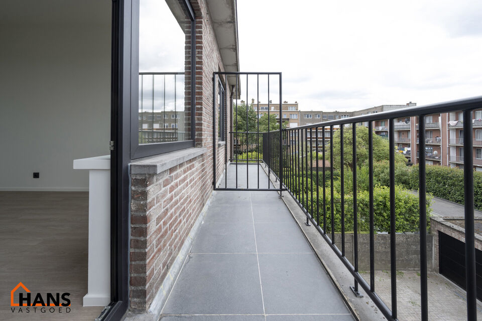 Op de eerste verdieping van een kleinschalig gebouw (zonder lift) bevindt zich dit stijlvol gerenoveerde appartement. Bij binnenkomst treft u een inkomhal met ruimte voor een vestiairekast en een gastentoilet met wastafelmeubel.

De ruime en lichtrijke wo