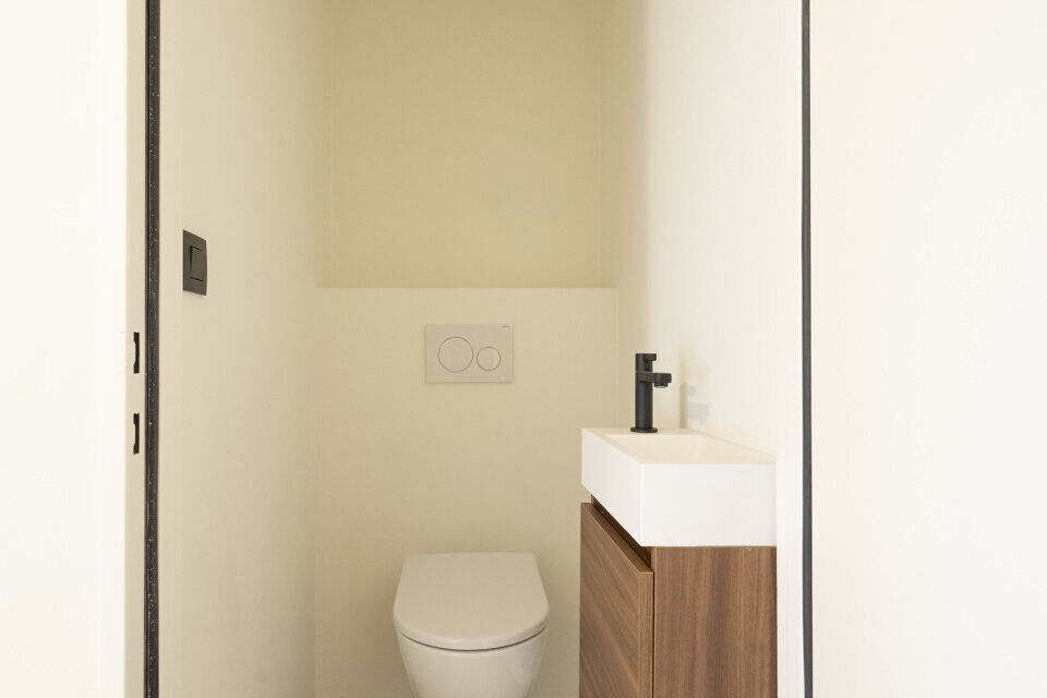 Op de eerste verdieping van een kleinschalig gebouw (zonder lift) bevindt zich dit stijlvol gerenoveerde appartement. Bij binnenkomst treft u een inkomhal met ruimte voor een vestiairekast en een gastentoilet met wastafelmeubel.

De ruime en lichtrijke wo