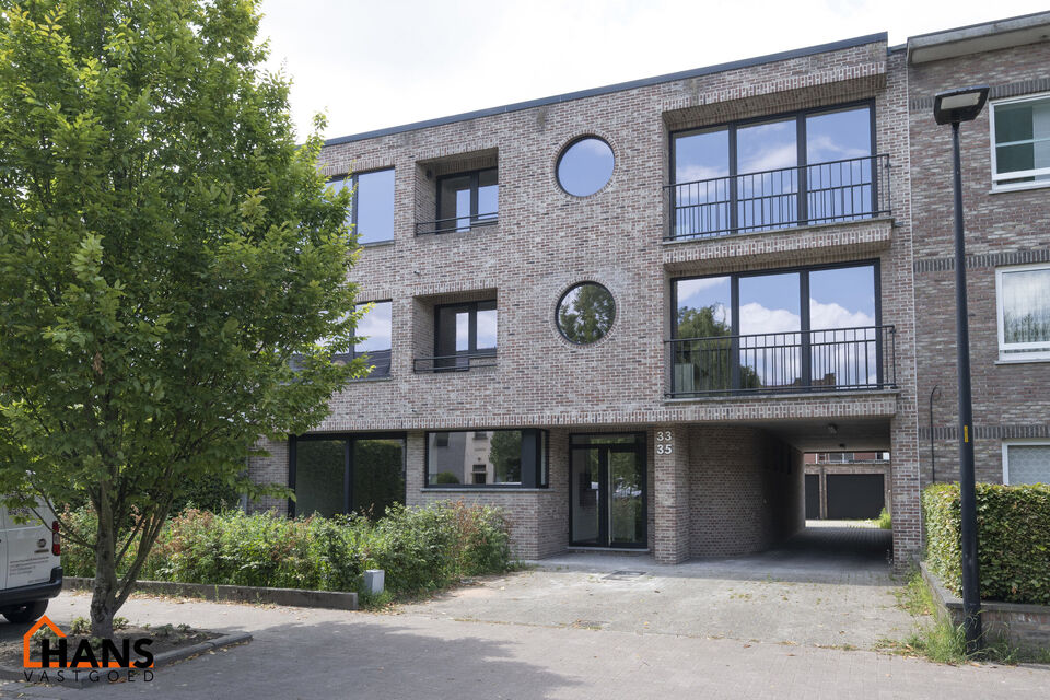 Op de tweede verdieping van een kleinschalig gebouw (zonder lift) bevindt zich dit stijlvol gerenoveerde appartement. Bij binnenkomst treft u een inkomhal met ruimte voor een vestiairekast en een gastentoilet met wastafelmeubel.

De ruime en lichtrijke wo