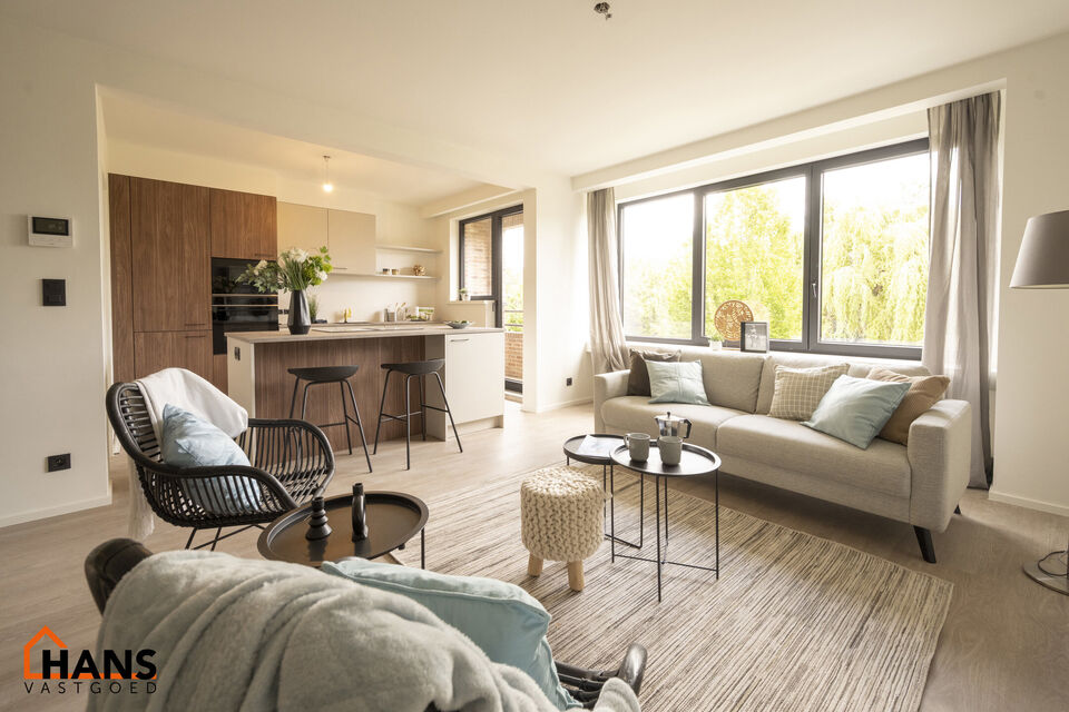 Op de tweede verdieping van een kleinschalig gebouw (zonder lift) bevindt zich dit stijlvol gerenoveerde appartement. Bij binnenkomst treft u een inkomhal met ruimte voor een vestiairekast en een gastentoilet met wastafelmeubel.

De ruime en lichtrijke wo