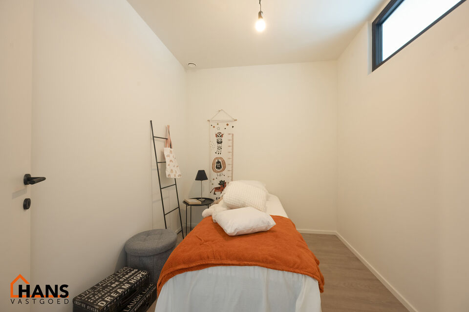 Op de tweede verdieping van een kleinschalig gebouw (zonder lift) bevindt zich dit stijlvol gerenoveerde appartement. Bij binnenkomst treft u een inkomhal met ruimte voor een vestiairekast en een gastentoilet met wastafelmeubel.

De ruime en lichtrijke wo