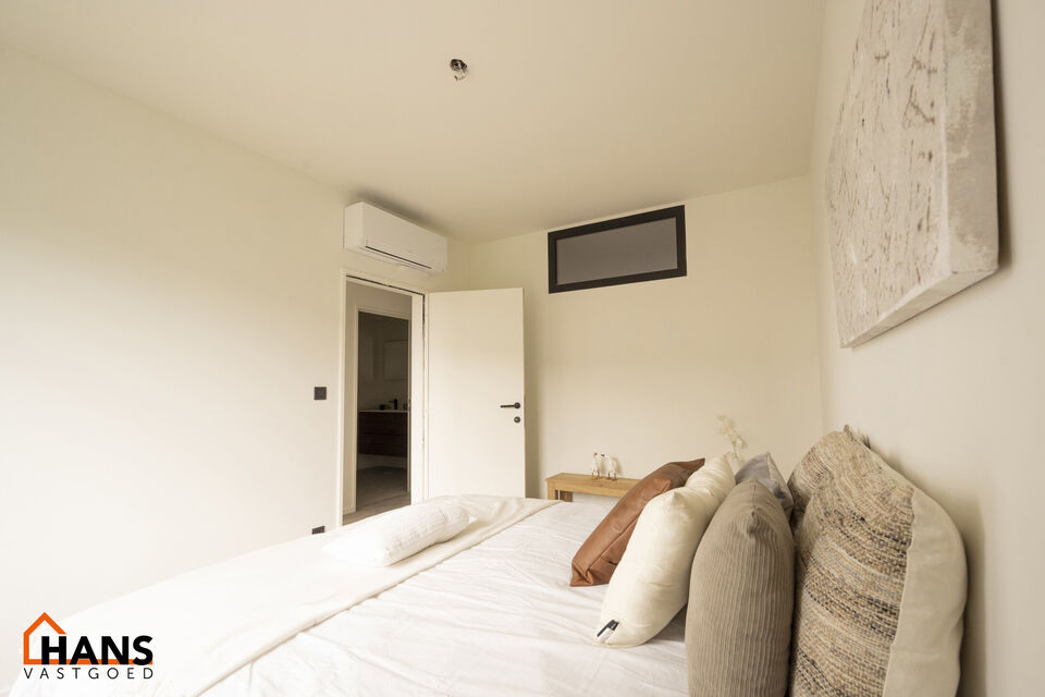 Op de tweede verdieping van een kleinschalig gebouw (zonder lift) bevindt zich dit stijlvol gerenoveerde appartement. Bij binnenkomst treft u een inkomhal met ruimte voor een vestiairekast en een gastentoilet met wastafelmeubel.

De ruime en lichtrijke wo