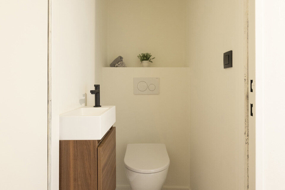 Op de tweede verdieping van een kleinschalig gebouw (zonder lift) bevindt zich dit stijlvol gerenoveerde appartement. Bij binnenkomst treft u een inkomhal met ruimte voor een vestiairekast en een gastentoilet met wastafelmeubel.

De ruime en lichtrijke wo