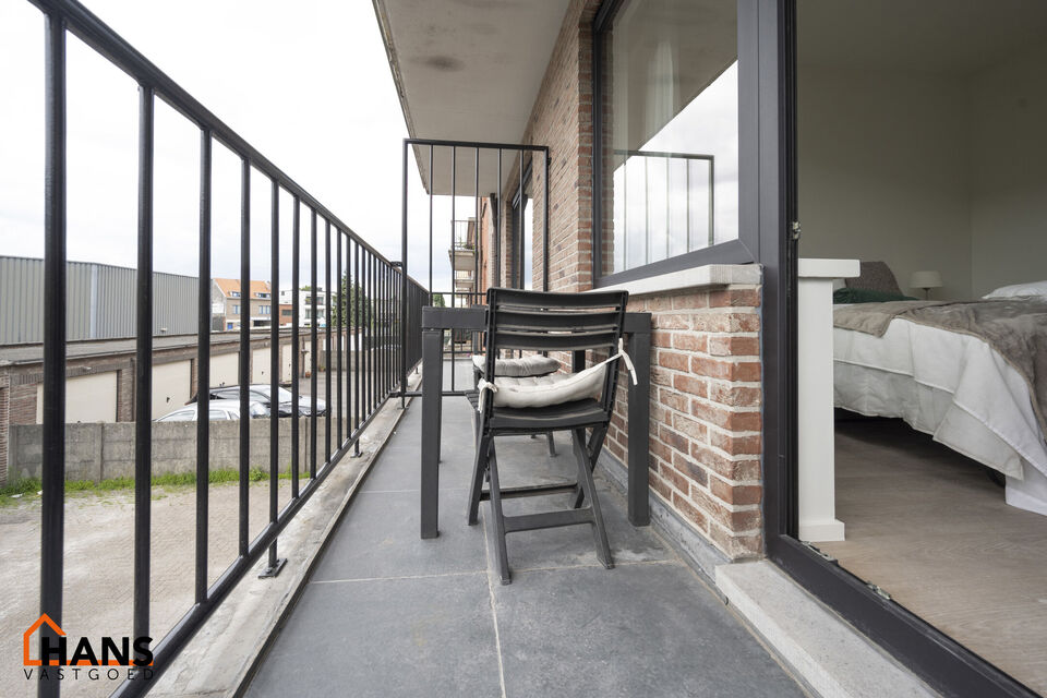 Op de tweede verdieping van een kleinschalig gebouw (zonder lift) bevindt zich dit stijlvol gerenoveerde appartement. Bij binnenkomst treft u een inkomhal met ruimte voor een vestiairekast en een gastentoilet met wastafelmeubel.

De ruime en lichtrijke wo