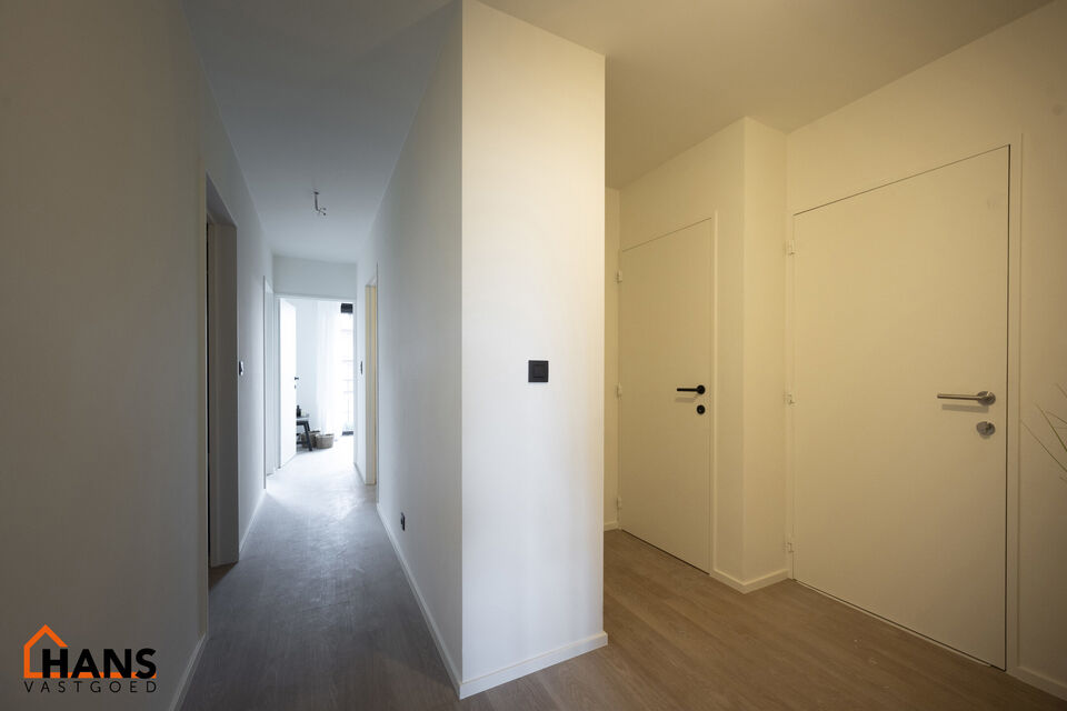 Op de eerste verdieping van een kleinschalig gebouw (zonder lift) bevindt zich dit stijlvol gerenoveerde appartement. Bij binnenkomst treft u een inkomhal met ruimte voor een vestiairekast en een gastentoilet met wastafelmeubel.

De ruime en lichtrijke wo